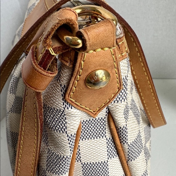 Louis Vuitton Damier Azur Syracuse MM white 
Date codes MI 2171
12” x 9” x 4” - Picture 4 of 16